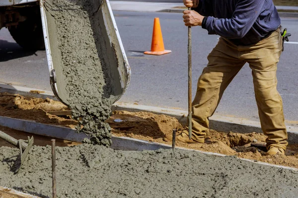 卡车搅拌机把水泥倒入有人行道的混凝土中 — 图库照片
