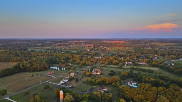 Vue du coucher de soleil spectaculaire sur la route dans les champs paysage sur Akron Ohio — Video