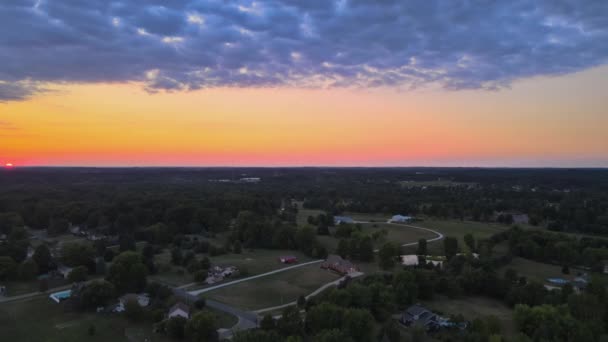 Village de campagne américain au coucher du soleil sur les champs paysage sur Akron Ohio US — Video