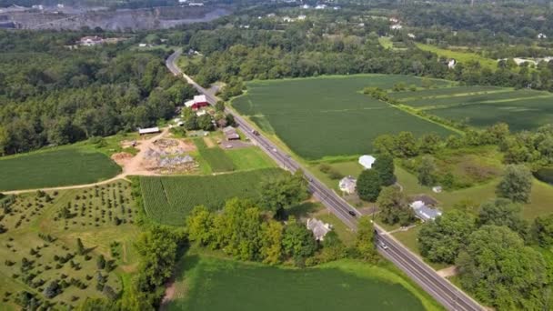 Scenisk antenn syn på den amerikanska landsbygden liten by över vägfält landskap i Pennsylvania USA — Stockvideo