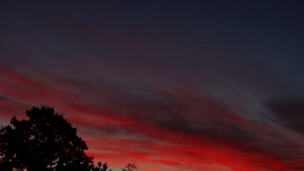 Grande hermoso color naranja puesta del sol cielo dramático lapso de tiempo puesta del sol sobre las nubes noche — Vídeo de stock