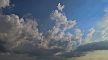 Bulutlar ve güneşle mavi gökyüzünü hareket ettiren yumuşak beyaz tüylü bulutların inanılmaz zaman atlaması.