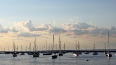 Günbatımında yatları olan özel okyanus koyuna inanılmaz bir manzara.