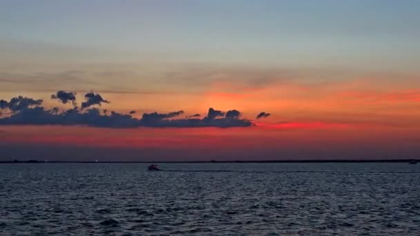 Fantastisk utsikt över båtar vid solnedgången i det öppna havet — Stockvideo