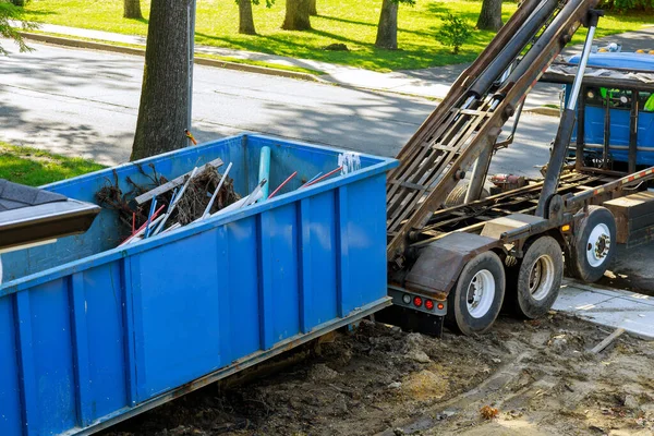 ごみを積み込む金属ゴミ容器は 家の改装時に建設ゴミのゴミ箱を無駄にすることができます — ストック写真