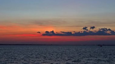 Güzel bulutlarla okyanusun üzerinde gün doğumu