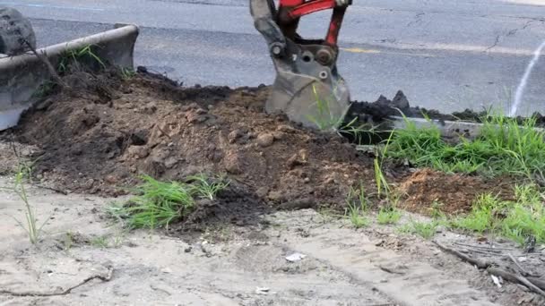 Trator urbano municipal com concha é cavar o esgoto — Vídeo de Stock