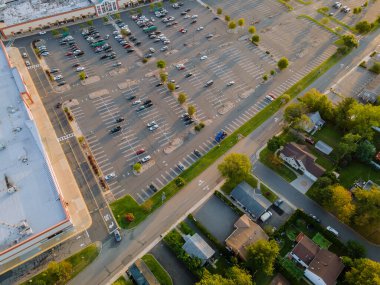 Amerika 'da modern alışveriş merkezi olan açık hava otoparkı manzaralı.