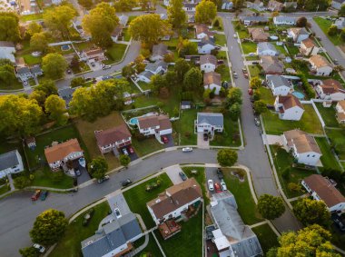 Gün batımında panoramik manzara yükseklerden küçük kuş uçuşlu evler kasabası NJ USA