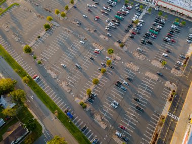 Alışveriş merkezinin yakınındaki büyük park yeri otoparkın havasından arabalar var, yarısı boş..
