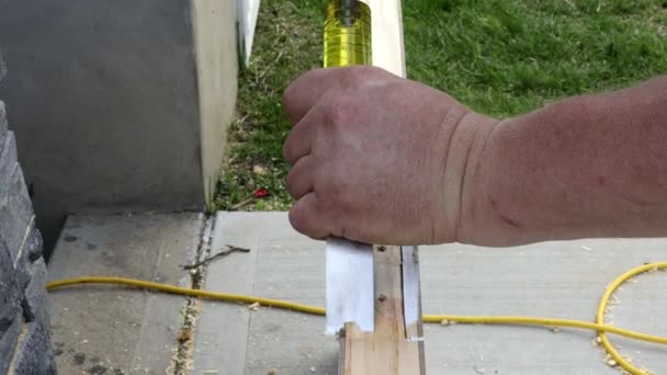 Deur scharnier en montage snijden gaten voor de deur interne scharnier hout beitel — Stockvideo