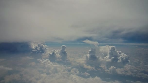 Vista incrível do horizonte do céu do avião acima das nuvens — Vídeo de Stock