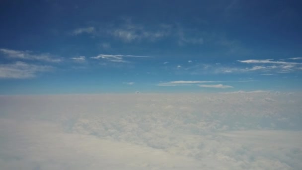 푸른 하늘에 떠 있는 구름 꼭대기의 공중 사진 비행기 창문에서 아름다운 자연 경관. — 비디오