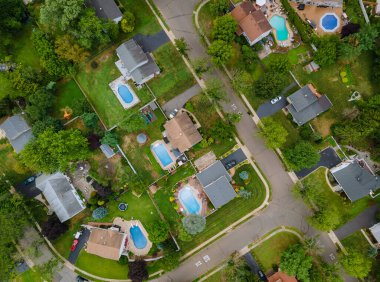 Gün batımında panoramik manzara yükseklerden küçük kuş uçuşlu evler kasabası NJ USA