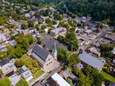 Lambertville New Jersey ABD 'nin tarihi şehri New Hope Pennsylvania' daki küçük bir kasabanın havadan manzaralı manzarası..