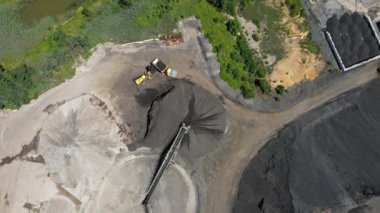 Kömür madeninde çalışan maden kamyonları. Büyük boy araba yükleme.