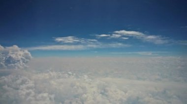 Beyaz bulutlu güzel mavi gökyüzü uçaktan bir manzara