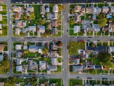 NJ USA 'de küçük bir kasabanın uyuma alanı yolunda hava manzarası.