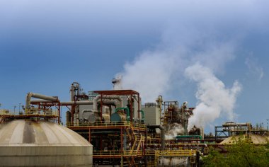 Endüstriyel boru hatlarının sanayi bölgesinden petrol rafinerisi fabrikasına bakın