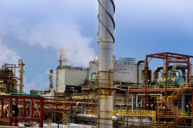 Cihazlar, kablolar modern endüstriyel gaz rafinerisi petrol işleme ekipmanlarının içinde bulundu.