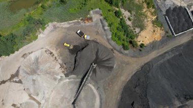 Kömür için kömür madenciliği. Büyük boy araba yüklemesi.