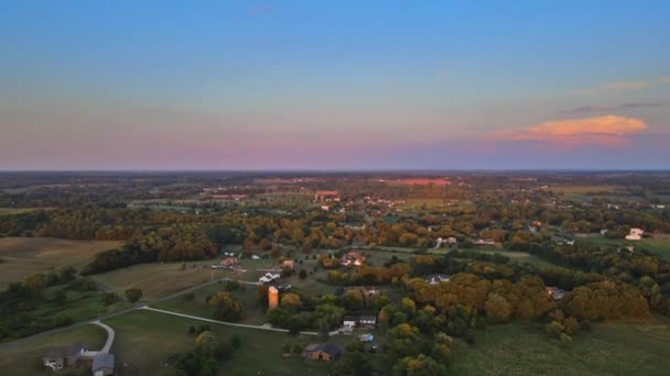 Luchtfoto van een landelijk landschap veld gras in zonsondergang Akron Ohio — Stockvideo