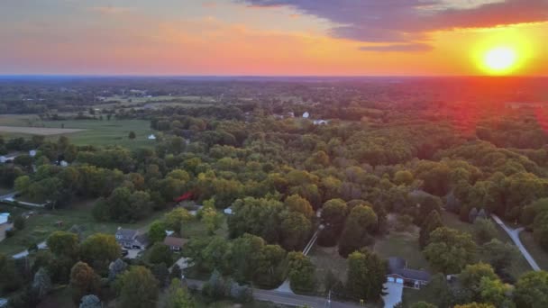 Vue depuis les hauteurs d'un village américain de campagne avec ferme de champs sur skyline coucher de soleil à Akron Ohio — Video