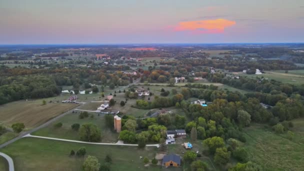 Panoramablick auf amerikanisches Dorf auf dem Land bei Sonnenuntergang über Felder Landschaft auf Akron Ohio US — Stockvideo