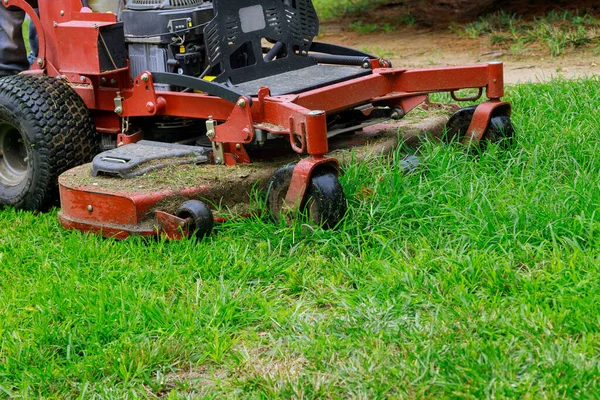 Pekerja Manusia Memotong Rumput Musim Panas Dengan Tukang Kebun Profesional — Stok Foto