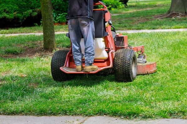 Man Werknemer Gras Maaien Zomer Met Een Professionele Tuinman Maaien — Stockfoto