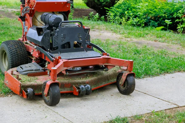 Hem Trädgård Gräs Trädgårdsmästare Klippa Gräsmattan Gräs Med Gräsklippare Man — Stockfoto