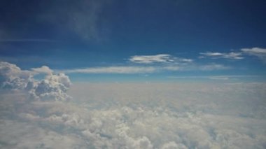 Yüksek bulutların altındaki açık mavi gökyüzü üst görünüm