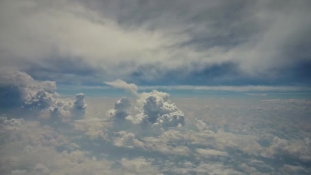 Vista do céu azul da janela do avião — Vídeo de Stock