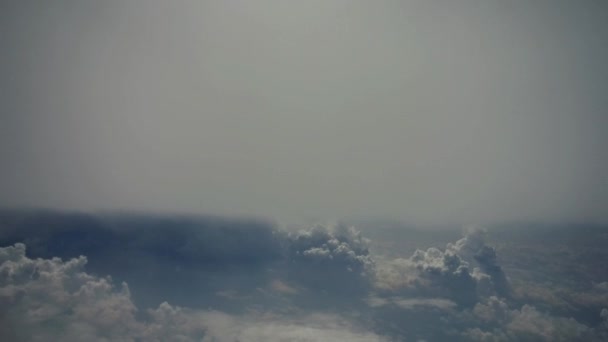 Nuvens céu como visto através da janela de uma aeronave sob nuvens altas localizadas — Vídeo de Stock