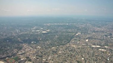 Bulutlar güzel toprakların üzerinde Mavi gökyüzü