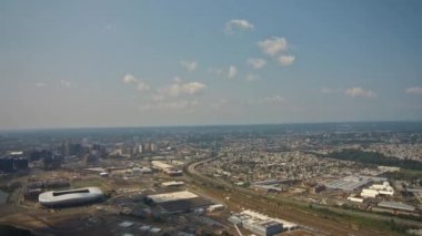 Bulutların üzerinde uçan uçaklar güzel topraklar üzerinde mavi gökyüzü