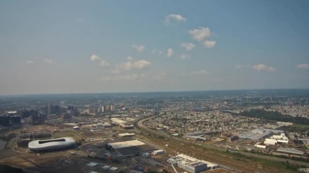 Avião voando acima das nuvens sobre a bela terra acima é o céu azul — Vídeo de Stock