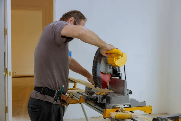 Mann Zerschnitt Holzteile Mit Kreissäge Bauindustrie — Stockfoto
