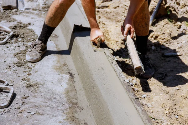 Montering Betongtrottoarkanten För Bekväm Övergångsövergång Ombyggnad Trottoaren — Stockfoto