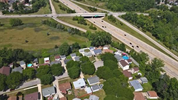 Straße in einer kleinen Stadt in der Landschaft von oben Luftaufnahme mit Autobahnkreuz mehrere Autobahnkreuze Cleveland Ohio USA — Stockvideo