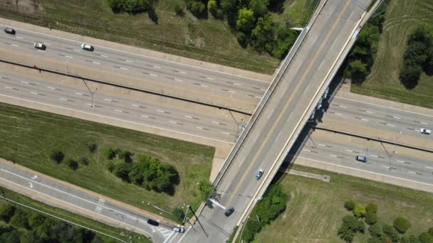 Brücken, Straßen obere Luftaufnahme der Autobahn der städtischen Hochstraße Kreuzung und Kreuzung Überführung in der Stadt mit Verkehr Cleveland Ohio USA — Stockvideo