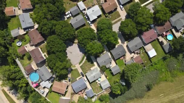 Vista panorámica del barrio en tejados de casas de zona residencial casas de verano Cleveland OH US — Vídeo de stock