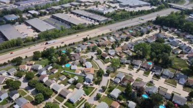 Otoyollar, şeritler ve otoyollar sizi Cleveland Ohio insansız hava aracı manzaralı hızlı bir ulaşım yoluna götürür.