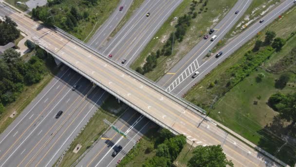 Über Verkehrsknotenpunkt Straße Luftaufnahme mit Auto Bewegung Transportindustrie Cleveland Ohio — Stockvideo