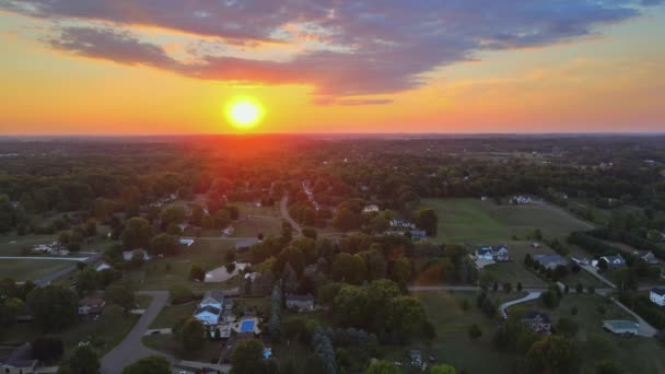 Amerikan Ortabatı çiftliğinin hava manzarası, Ufuk çizgisi günbatımı günbatımı kırsal manzarası, Akron Ohio 'da tarım arazisi hasat mevsimi — Stok video