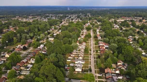 Повітряний вид на житлові квартали на красивому міському ландшафті Парма OH USA — стокове відео