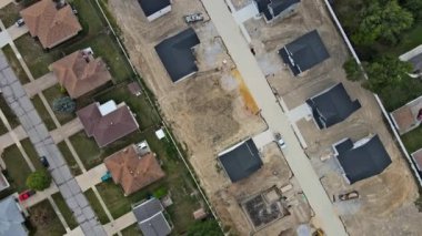 Konut inşaatı altında inşa edilmiş yeni bir evdeki modern konutların yerleşim yeri.