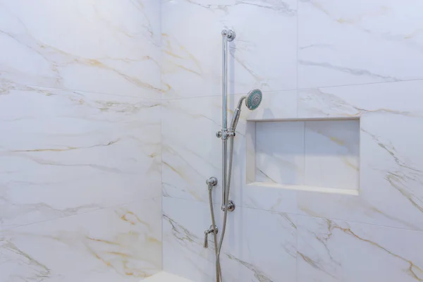 浴室墙壁新的淋浴头在优雅的不锈钢淋浴头 — 图库照片