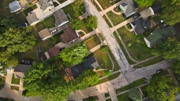 Calle en una pequeña ciudad en el campo de vista aérea desde arriba Cleveland Ohio EE.UU. — Vídeos de Stock