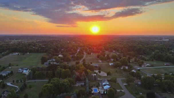 Vue de la campagne américaine paysage ferme agricole sur skyline coucher de soleil à Akron Ohio — Video